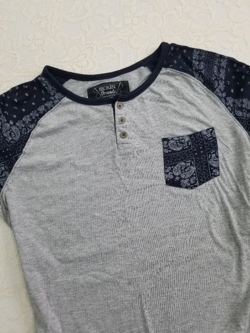 💚3/$12 Gray Raglan Henley T Shirt Paisley Bandana Print Size Large